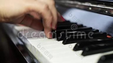 <strong>弹钢琴</strong>的女人。